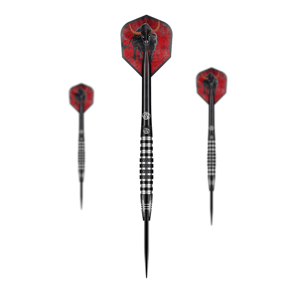 Das Bild zeigt drei Steeldarts des Produkts „Shot Americana The Wrangler“. Die Flights der Darts sind rot und mit einem schwarzen Stiermotiv verziert.